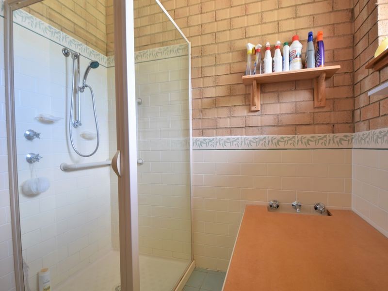 1 Pineview Circuit, Young NSW 2594