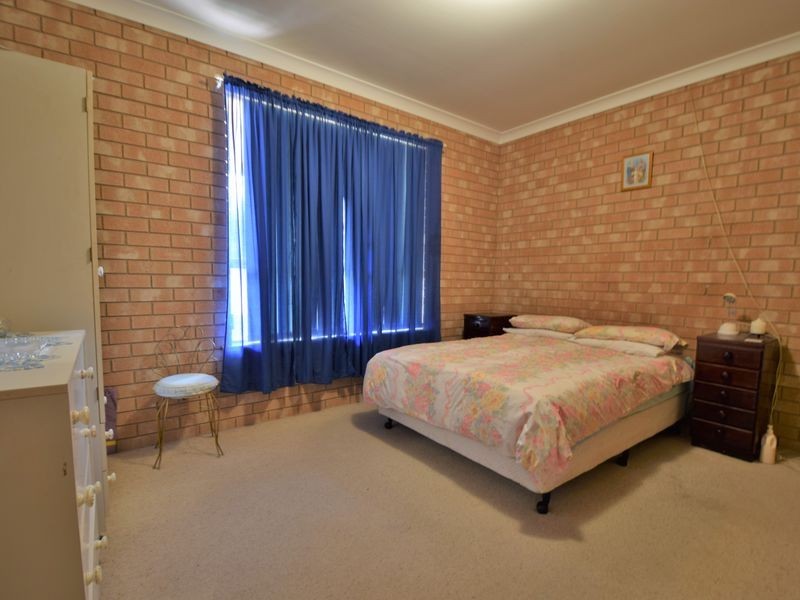 1 Pineview Circuit, Young NSW 2594