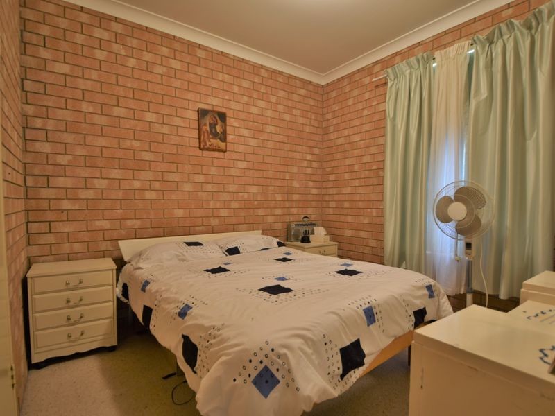 1 Pineview Circuit, Young NSW 2594