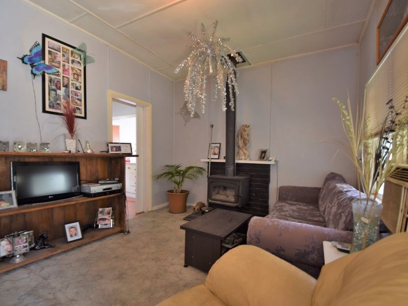 20 Blackett Avenue, Young NSW 2594