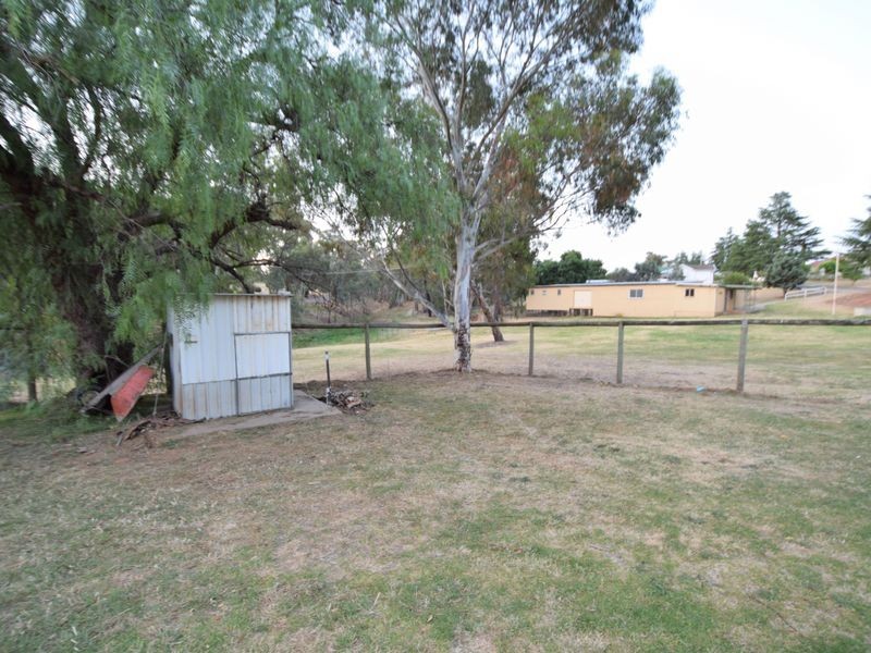 20 Blackett Avenue, Young NSW 2594