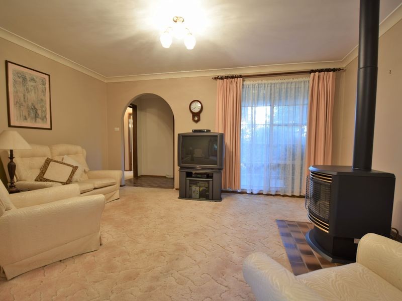 13 Barwang Street, Young NSW 2594