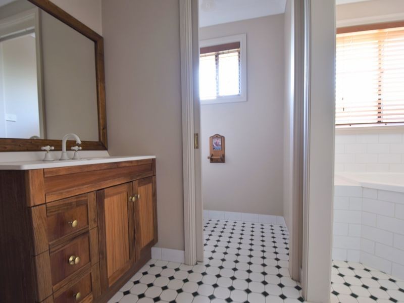 3 Gold Court, Young NSW 2594