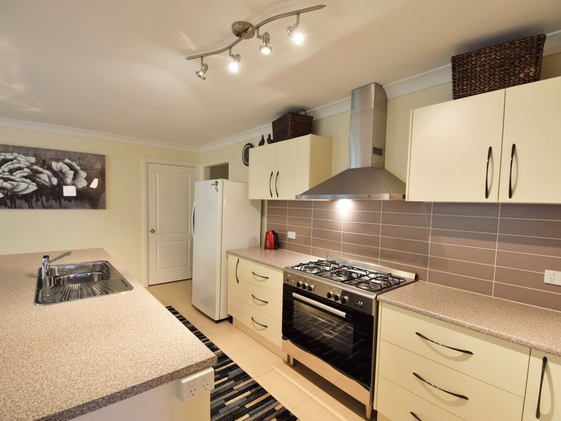 6 Garland Place, Young NSW 2594