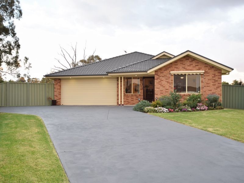 6 Garland Place, Young NSW 2594