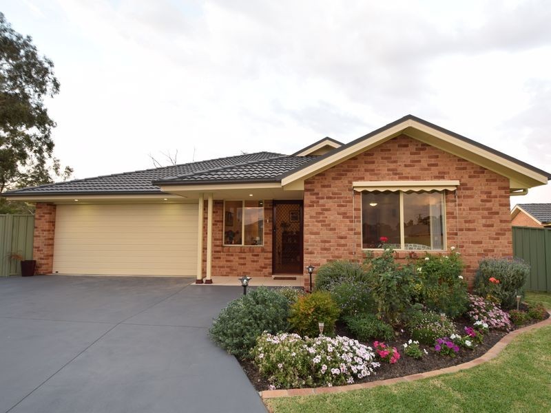 6 Garland Place, Young NSW 2594
