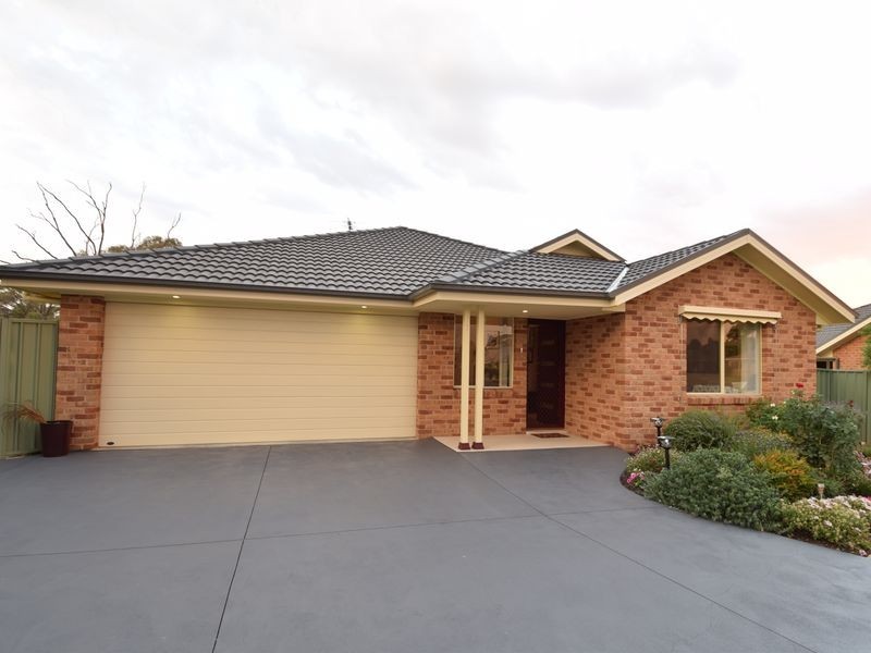 6 Garland Place, Young NSW 2594