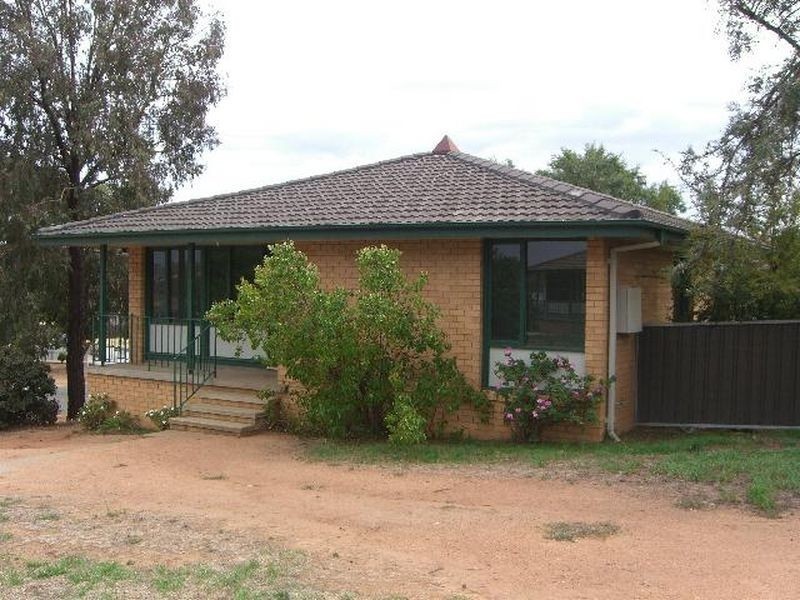 14 Cook Crescent, Young NSW 2594
