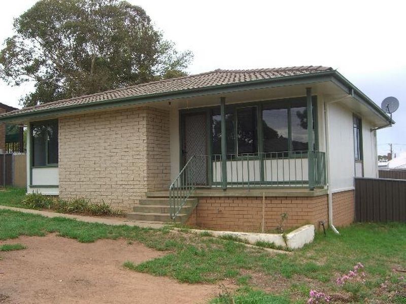 19 Cook Crescent, Young NSW 2594