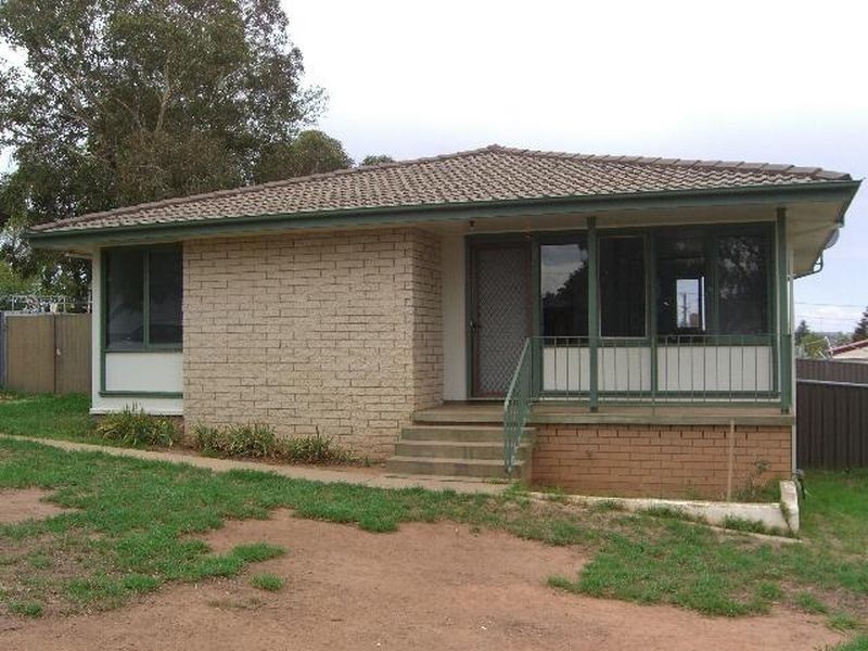 19 Cook Crescent, Young NSW 2594