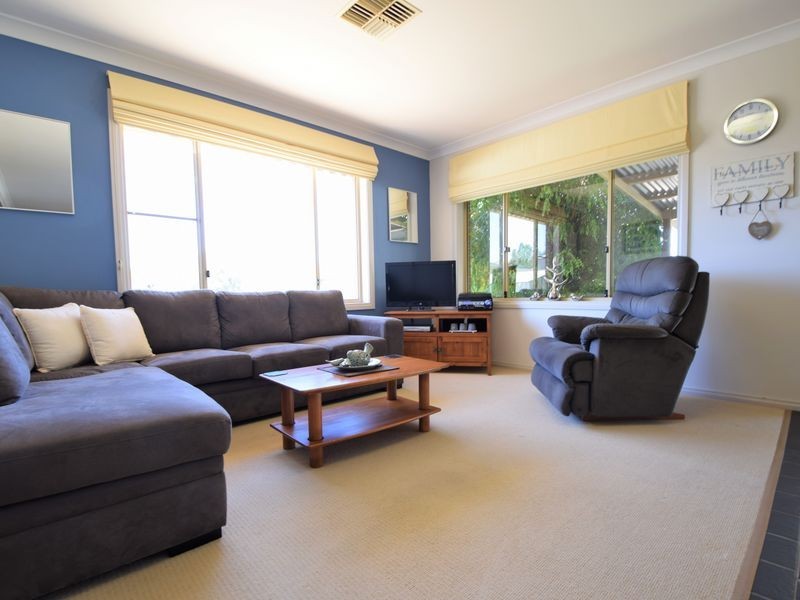 4 Mathew Street, Young NSW 2594