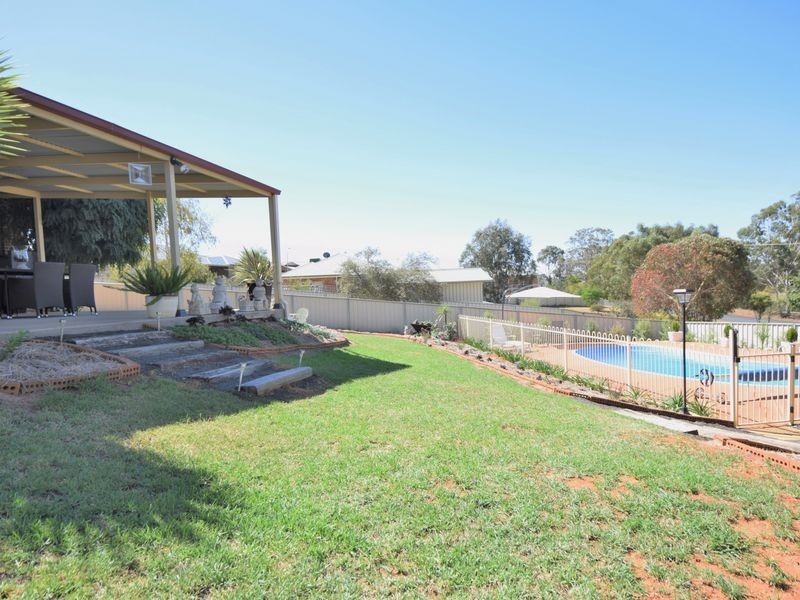 4 Mathew Street, Young NSW 2594