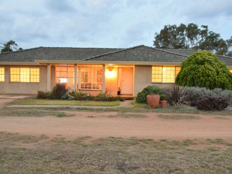 685 Olympic Hwy North, Young NSW 2594
