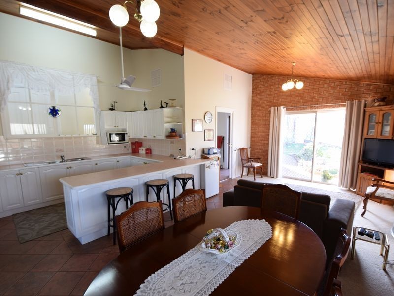 2 Mathew Street, Young NSW 2594