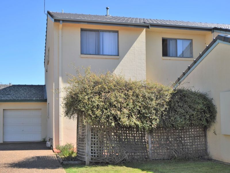 4 Old Barracks Lane, Young NSW 2594