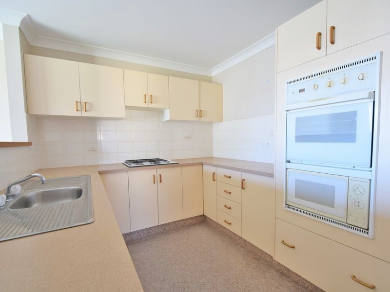 4 Old Barracks Lane, Young NSW 2594
