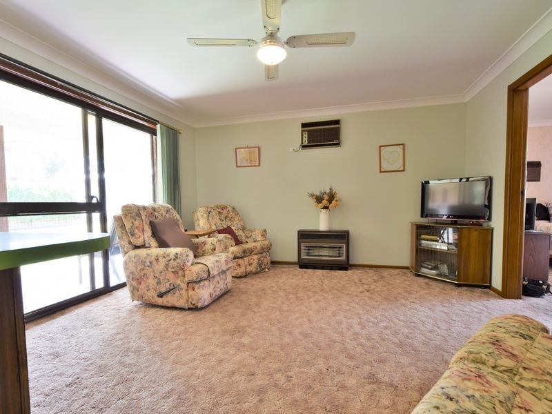 65 Blackett Avenue, Young NSW 2594