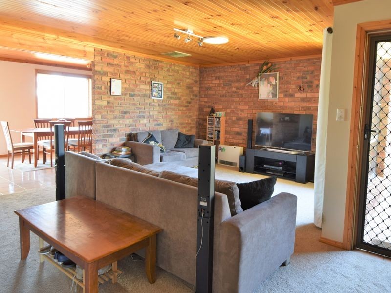 17 Dwyer Drive, Young NSW 2594