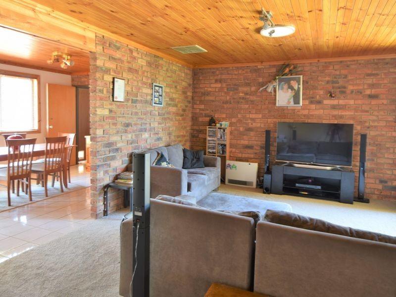 17 Dwyer Drive, Young NSW 2594