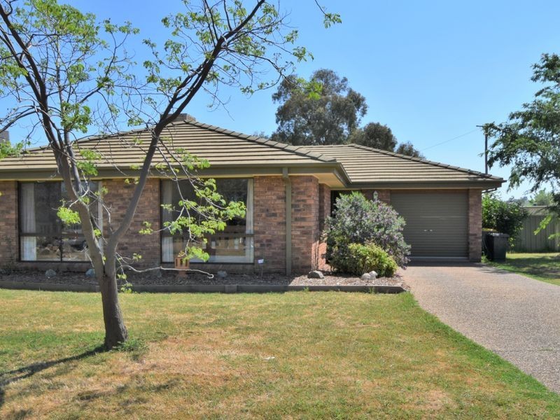 17 Dwyer Drive, Young NSW 2594