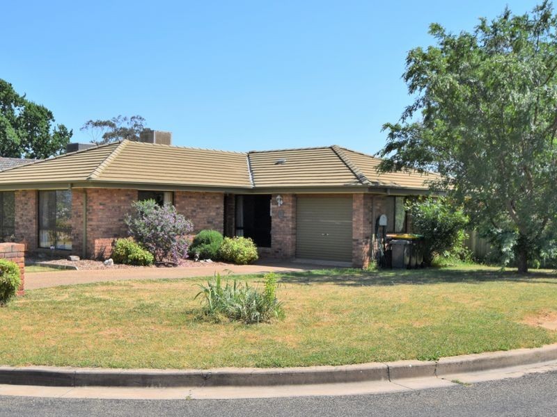 17 Dwyer Drive, Young NSW 2594