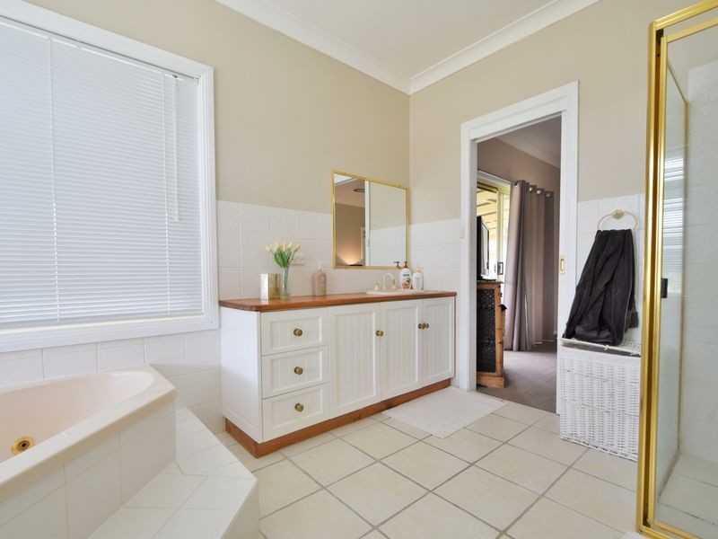 80 Normans Rd, Young NSW 2594