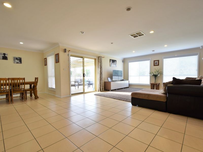 17 Old Monteagle Rd, Young NSW 2594