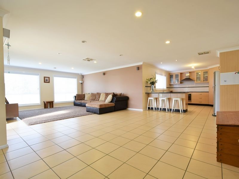 17 Old Monteagle Rd, Young NSW 2594