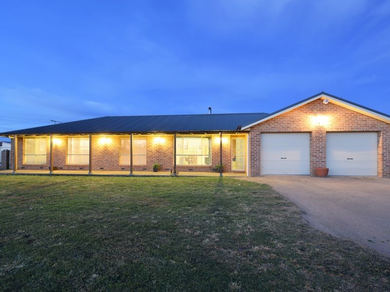 17 Old Monteagle Rd, Young NSW 2594