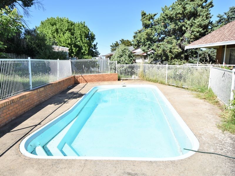 24 Taylor Rd, Young NSW 2594