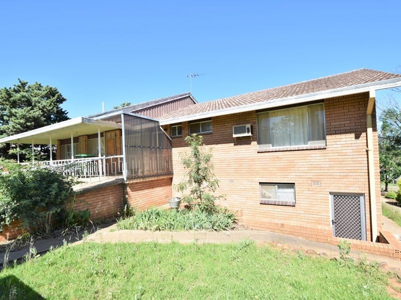 24 Taylor Rd, Young NSW 2594