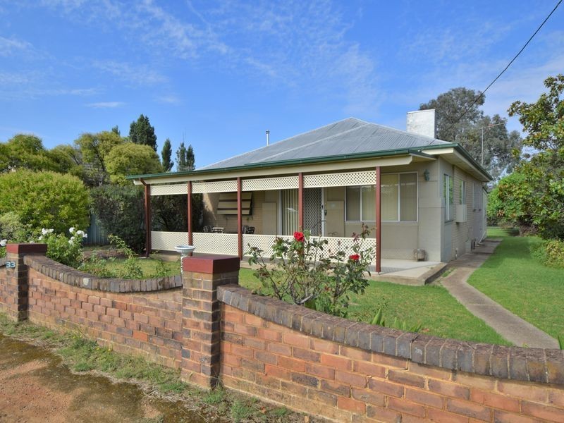 33 Lachlan Street, Young NSW 2594
