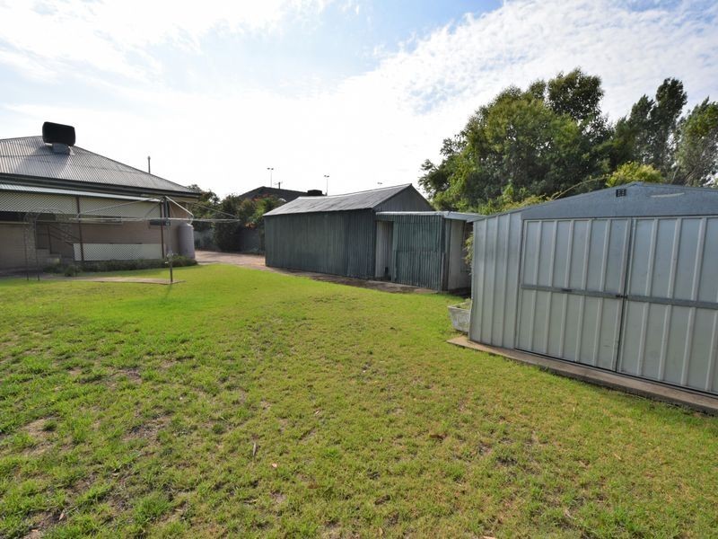 33 Lachlan Street, Young NSW 2594