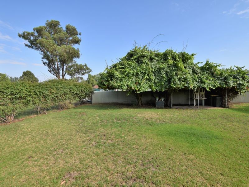 33 Lachlan Street, Young NSW 2594