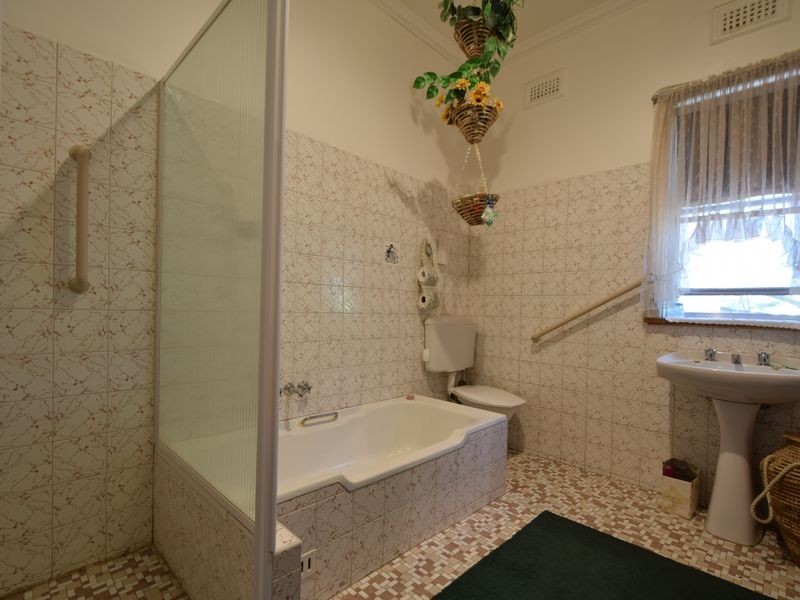 8 Lynch Street, Young NSW 2594