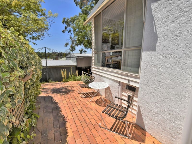8 Lynch Street, Young NSW 2594