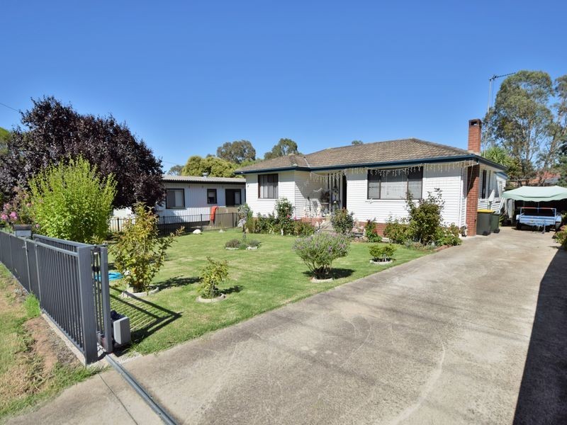 13 Bendick Street, Young NSW 2594