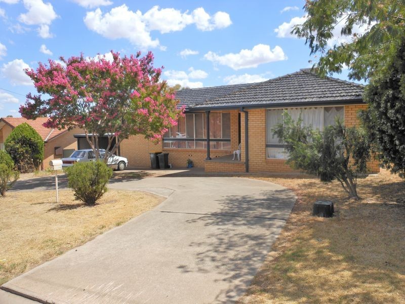 70 Blackett Avenue, Young NSW 2594