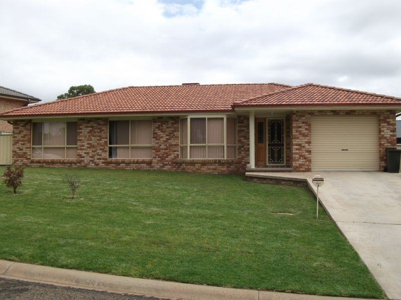 5 Hargraves Crescent, Young NSW 2594