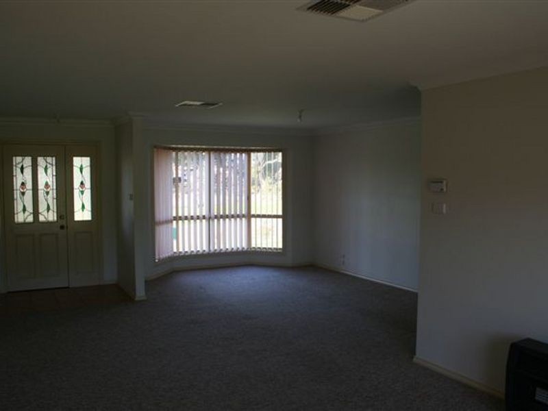 5 Hargraves Crescent, Young NSW 2594