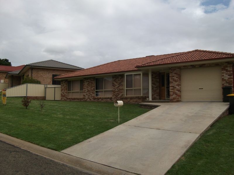 5 Hargraves Crescent, Young NSW 2594