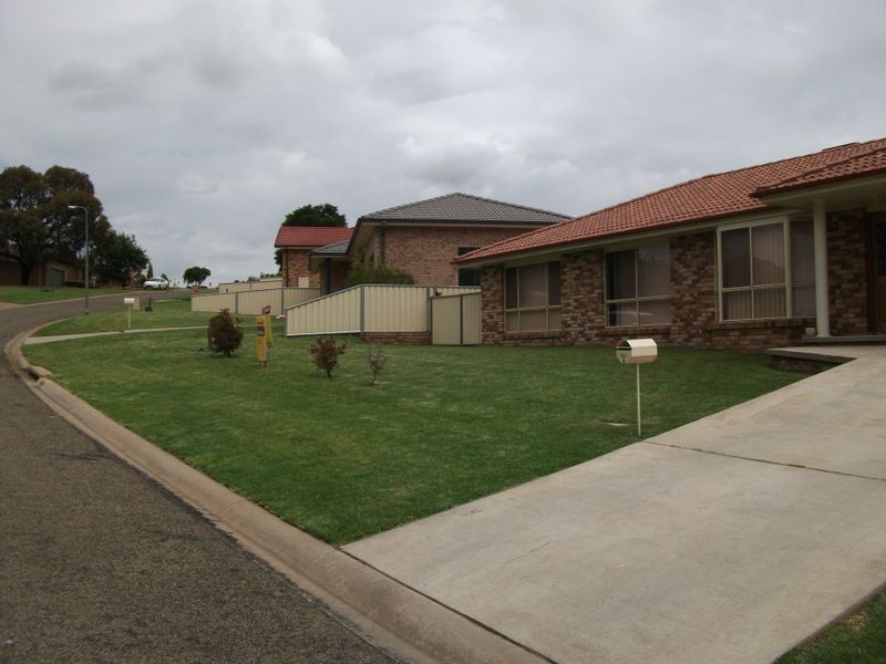 5 Hargraves Crescent, Young NSW 2594