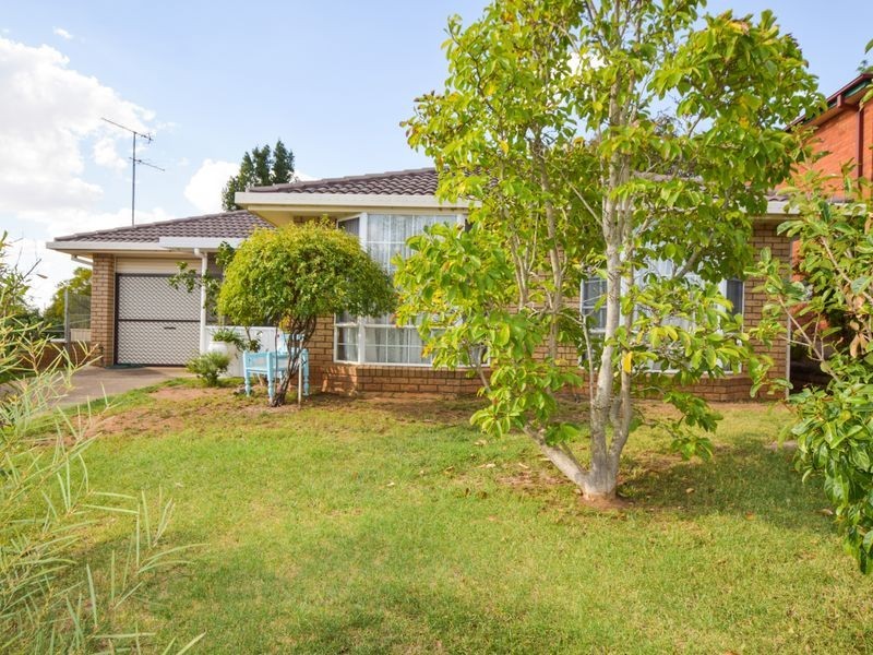 13 Barwang Street, Young NSW 2594