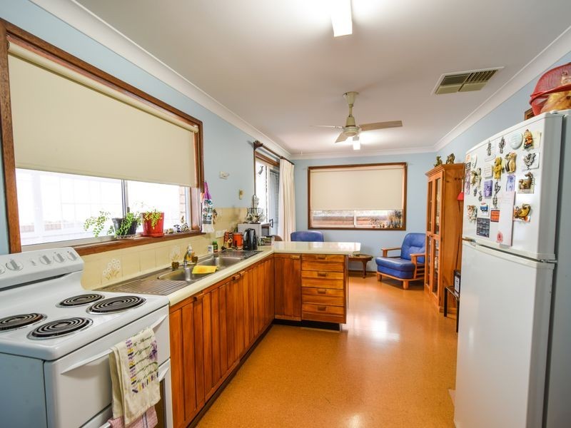 13 Barwang Street, Young NSW 2594