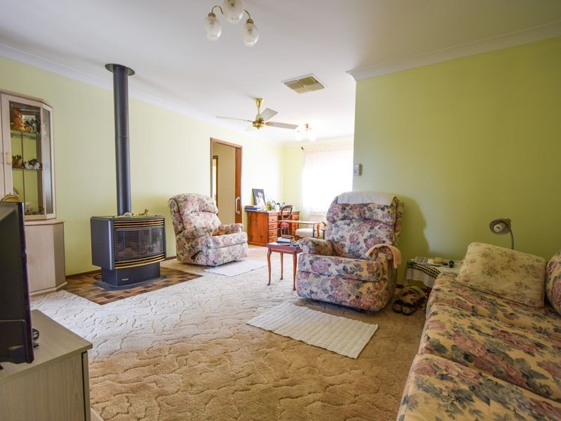 13 Barwang Street, Young NSW 2594