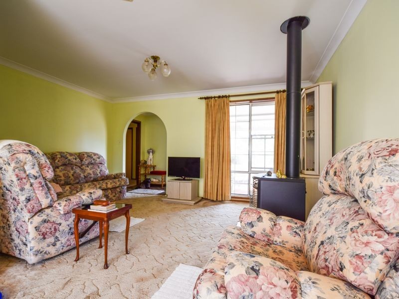 13 Barwang Street, Young NSW 2594