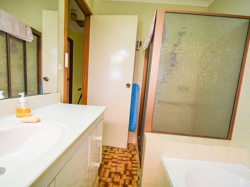 13 Barwang Street, Young NSW 2594