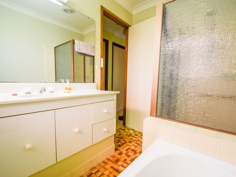 13 Barwang Street, Young NSW 2594