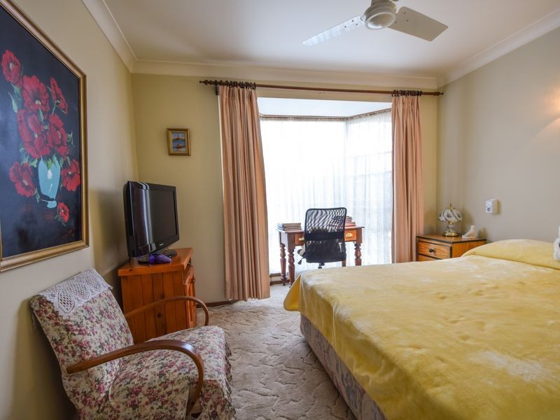 13 Barwang Street, Young NSW 2594