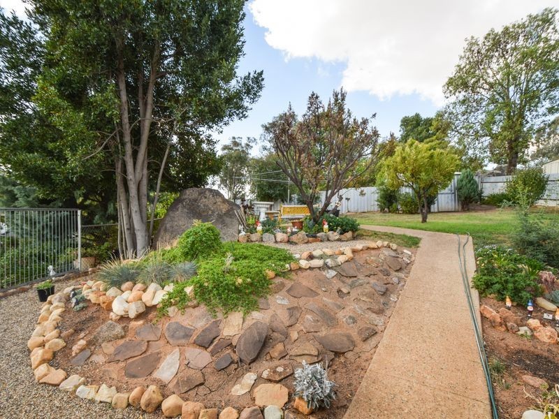 13 Barwang Street, Young NSW 2594